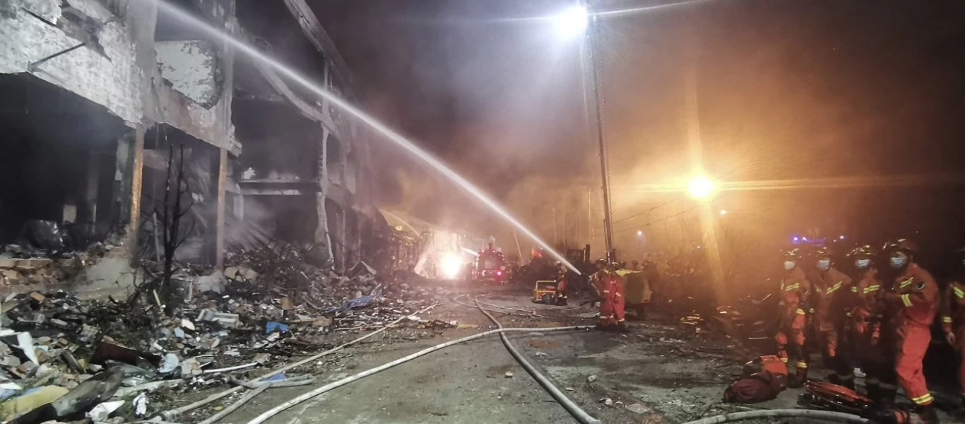 Σκηνές τρόμου στην Κίνα από έκρηξη βυτιοφόρου: Τουλάχιστον 19 οι νεκροί και 172 οι τραυματίες (βίντεο)